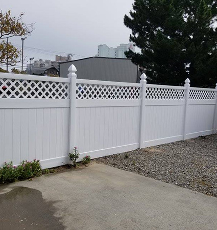 lattice top privacy fence in Delaware
